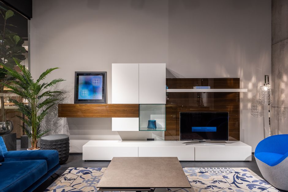 Modern wit tv-meubel in een sfeervolle woonkamer met een frisse uitstraling.