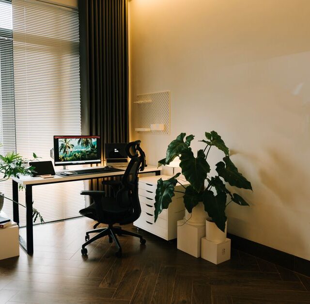 Een stijlvolle houten visgraat tafel met een uniek patroon, perfect voor elk interieur en benadrukt de schoonheid van hout.