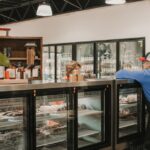 Professionele koelcel in een restaurantkeuken, essentieel voor het bewaren van verse ingrediënten en het waarborgen van hygiëne.