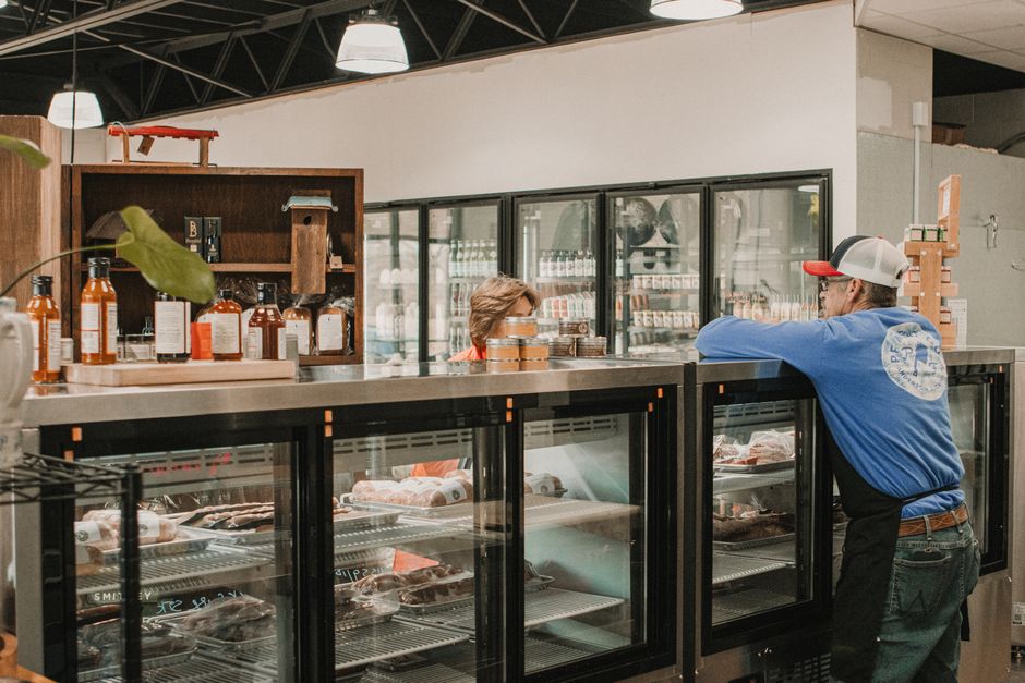 Professionele koelcel in een restaurantkeuken, essentieel voor het bewaren van verse ingrediënten en het waarborgen van hygiëne.