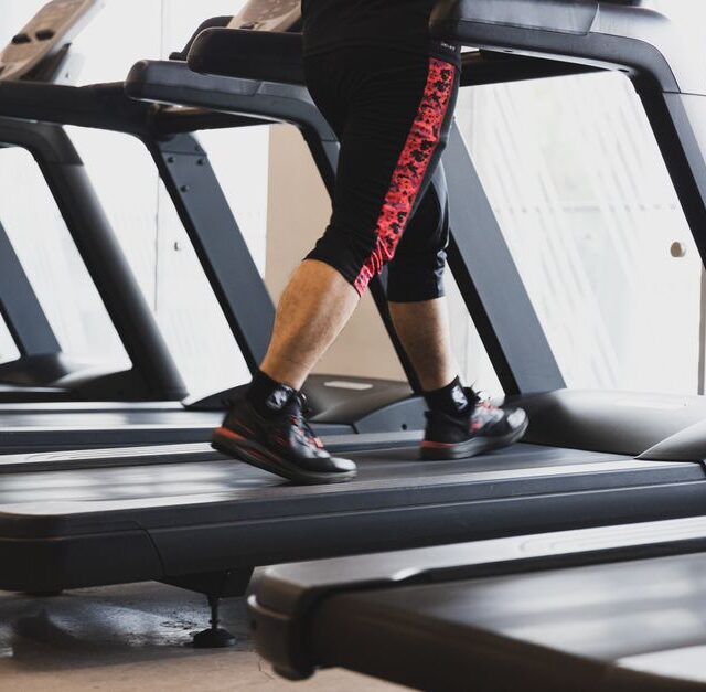 Een zware loopband geschikt voor gebruikers tot 150 kilo, perfect voor thuisfitness en gezondheid.